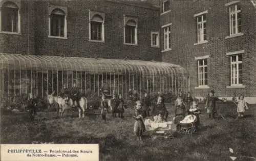 CPA Philippeville Wallonie Namur, Pensionnat des Soeurs de Notre-Dame, Pelouse