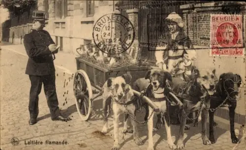 Ak Milchmädchen in belgischer Tracht, Hundekarren, Polizist