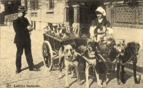 Ak Milchmädchen in belgischer Tracht, Hundekarren, Polizist