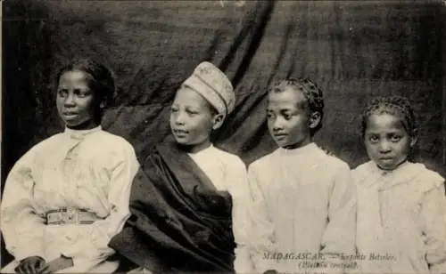 Ak Madagaskar, Gruppenbild der Kinder, Afrikanische Tracht