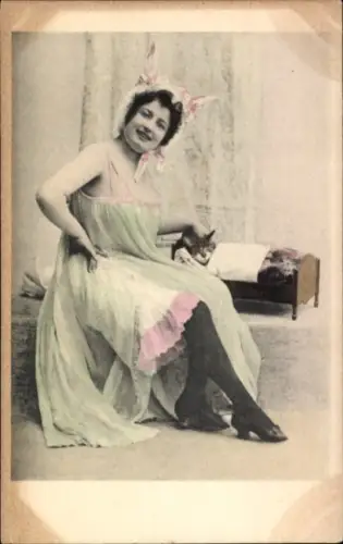 Ak Frau mit Katze, Portrait