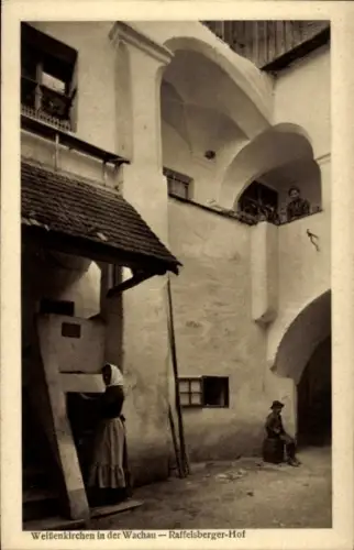 Ak Weißenkirchen in der Wachau Niederösterreich,  Raffelsberger-Hof, Personen im Bild
