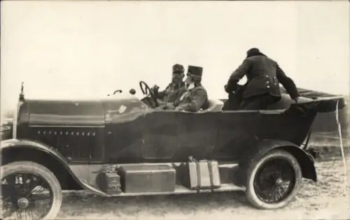 Foto Ak Soldaten im Auto, Autofahrt