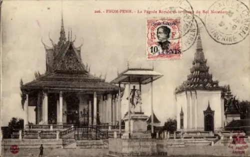 Ak Phnom Penh Kambodscha, Pagodenkomplex, Statue auf Sockel, Porträt auf Briefmarke, Treppen, Gel