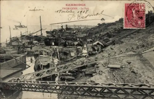 Ak Phnom Penh Kambodscha, Viele Boote am Ufer, eiserne Steggitter im Vordergrund, Menschen und Wa