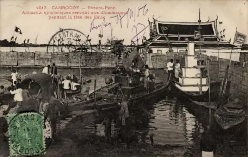 Ak Phnom Penh Kambodscha, Boote mit tierförmigen Figuren, Menschen an Bord, Anleger mit Gebäude u