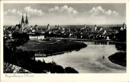 Ak Regensburg an der Donau Oberpfalz, Fluss mit markanter Schleife, Ufer mit vielen Gebäuden, zwe