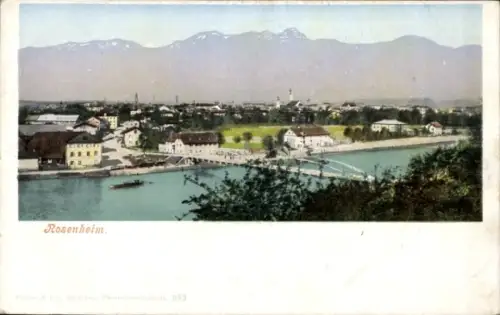 Ak Rosenheim Oberbayern, Fluss mit Booten, Fußgängerbrücke, Häuserzeile, Kirchturm, Uferwiese, Be