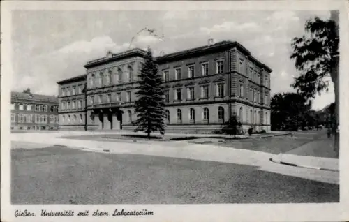 Ak Gießen an der Lahn Hessen, Mehrstöckiges Universitätsgebäude mit Eingangsportal, großer Tannen