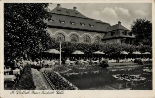 Ak Mönchengladbach am Niederrhein, Terrassencafé mit Tischen und Sonnenschirmen, Gäste sitzen, Te