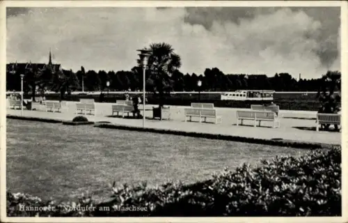 Ak Hannover, Promenade mit Parkbänken, Uferweg, Rasenfläche, Boot auf dem Wasser, einzelne Palmen