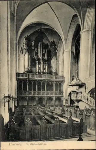 Ak Lüneburg in Niedersachsen, Kircheninneres, Orgel auf Empore, Holzbänke, Kanzel rechts, Gewölbe
