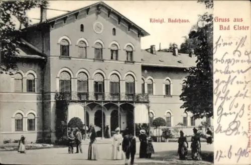 Ak Bad Elster im Vogtland, Königl. Badehaus-Schriftzug, Gruppen von Personen in r Kleidung, Balko