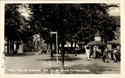 Ak Pirna an der Elbe, baumgesäumte Straße, Bäume mittig, Kiosk mit Sonnenschirm, mehrere Passante