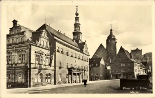 Ak Pirna an der Elbe, Großes Gebäude mit Turm, Kirchen im Hintergrund, wenige Fußgänger, Hakenkre