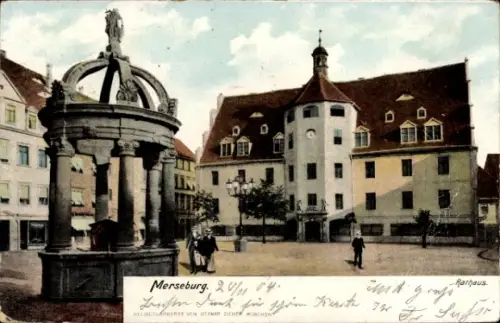 Ak Merseburg an der Saale, ornamentaler Brunnen mit Kuppel, Menschen auf dem Platz, Straßenlatern