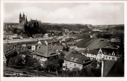 Ak Meißen an der Elbe, Dom auf Hügel, Flussufer, Wohnhäuser und Gärten, Gleise/Bahnlinie