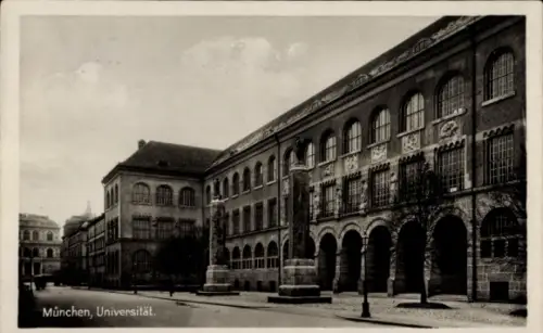 Ak München Maxvorstadt, Universitätsgebäude mit Rundbogenarkaden, zwei steinerne Säulen, Baumreih