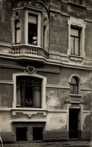 Foto Ak Aachen, Anwohner an den Fenstern eines Wohnhauses, Rademacher