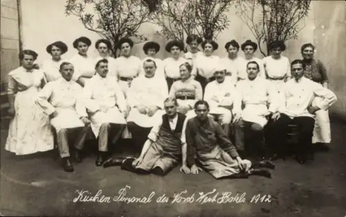 Foto Ak Berlin Tiergarten?, Küchenpersonal des Nord-West-Hotels 1912, Turmstraße 7