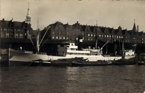 Foto Ak Hamburg, Frachtschiff im Hafen, Speicherhäuser