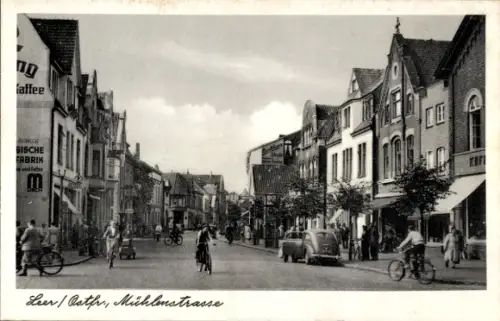 Ak Leer in Ostfriesland, Straße mit Fahrrädern, Autos, alten Häusern, Mühlenstraße, 1940er Jahre