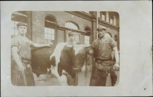 Foto Ak Gruppenbild, Arbeiter mit Rind