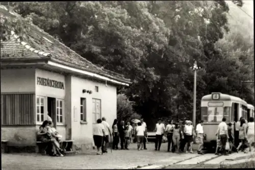 Ak Friedrichroda im Thüringer Wald, An der Waldbahn, Bahnhof, Eisenbahn, Reisende