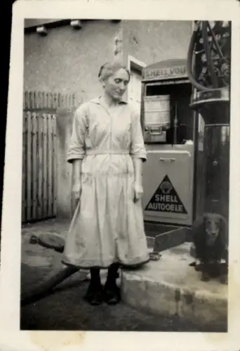 Foto Frau an Tankstelle, Shell-Autoöl