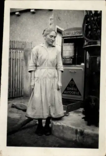 Foto Frau an Tankstelle, Shell-Autoöl