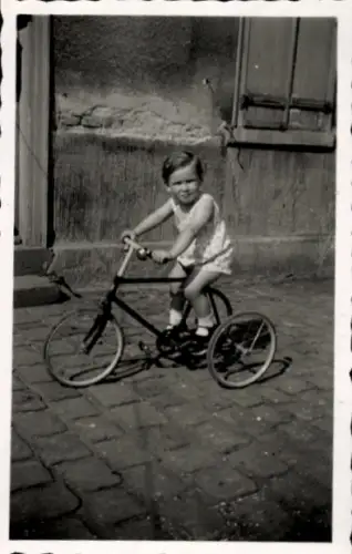 Foto Kind fährt Dreirad