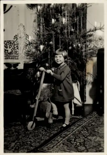 Foto Mädchen mit Roller, Tannenbaum, Weihnachten