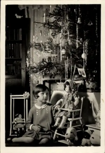 Foto Mädchen mit Puppe, Tannenbaum, Weihnachten