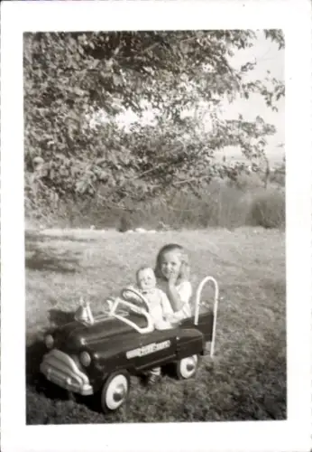 Foto Mädchen mit Puppe, Spielzeug-Auto