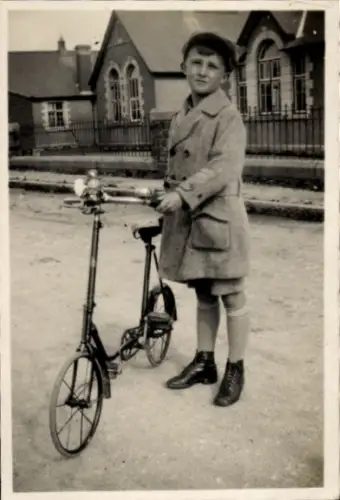 Foto Junge mit Fahrrad, Porträt