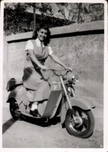 Foto Frau fährt Motorroller