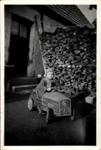 Foto Kind im Spielzeug-Auto