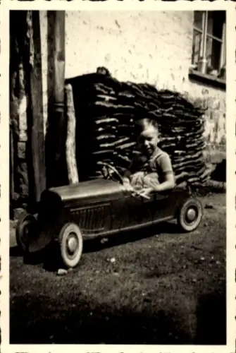 Foto Kind im Spielzeug-Auto
