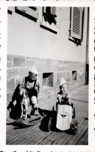 Foto Kinder mit Spielzeugen, Schaukelpferd