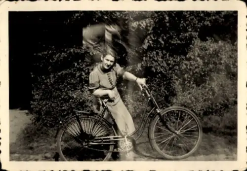 Foto Junge Frau mit Fahrrad