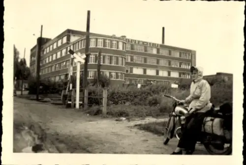 Foto Steinau an der Straße Hessen, Dreiturm-Werke, Frau mit Motorrad