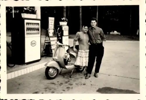 Foto Tankstelle, Esso, Motoroller, Paar