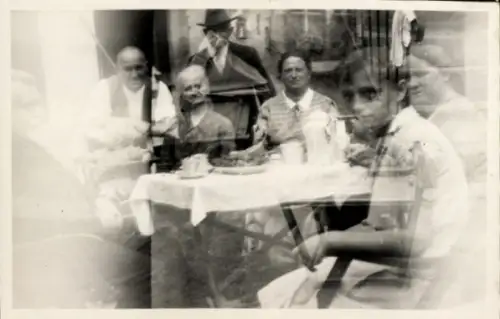 Foto Menschen am Tisch, Doppelbelichtung