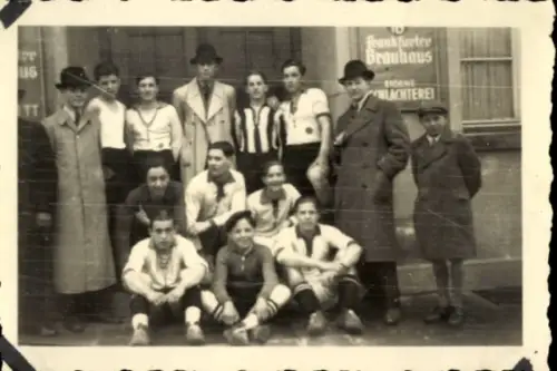 Foto Menschengruppe, Frankfurter Brauhaus