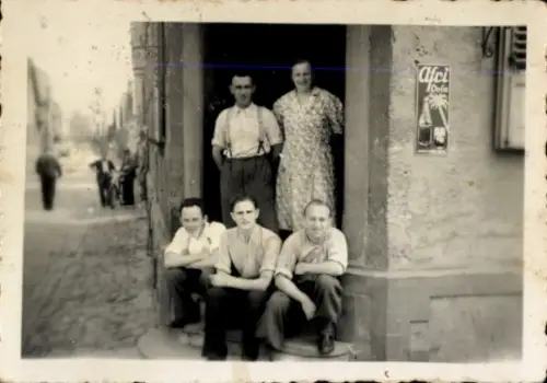 Foto Menschen vor dem Haus, Werbung Afri-Cola
