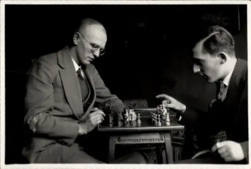 Foto Zwei Männer spielen Schach