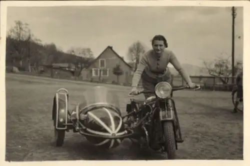 Foto Motorrad mit Beiwagen, Frau