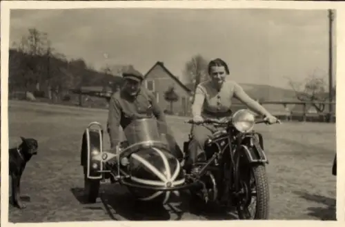 Foto Motorrad mit Beiwagen, Paar