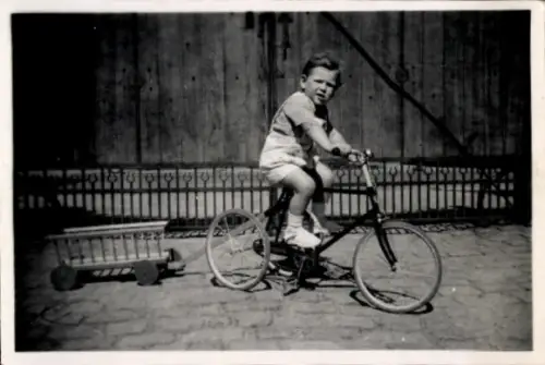 Foto Junge fährt Rad, Fahrrad