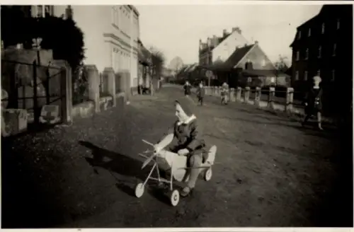 Foto Kind mit Flugzeug, Spielzeug